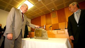 Miloš Zeman při návštěvě Ústeckého kraje poklepal kladívkem na kámen stavby, která existuje léta pouze na papíře