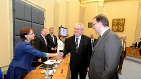 Prezident Zeman se na zasedání vlády vítá s ministryní kultury Hanákovou