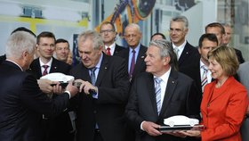 Český prezident Miloš Zeman a jeho německý protějšek Joachim Gauck při předávání dárků ve Škoda Auto