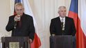 Miloš Zeman opíjí vodu během tiskové konference o situaci kolem dolu Paskov. Vpravo premiér v demisi Jiří Rusnok