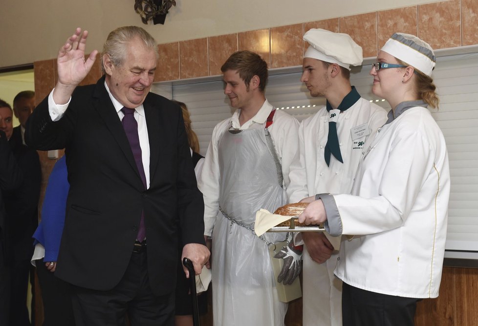 Zeman v Olomouckém kraji: Na Střední škole gastronomie a farmářství v Jeseníku ho přivítali chlebem a solí
