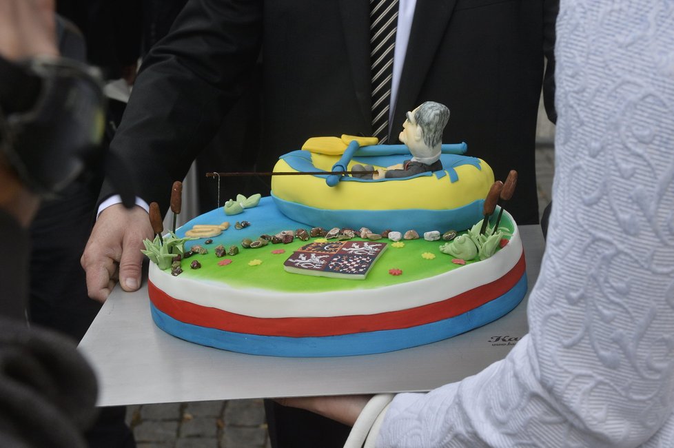 Zemanova sedmdesátka: Vtipný dort pro prezidenta. Na člunu tráví Zeman dovolenou rád. Říká mu jachta
