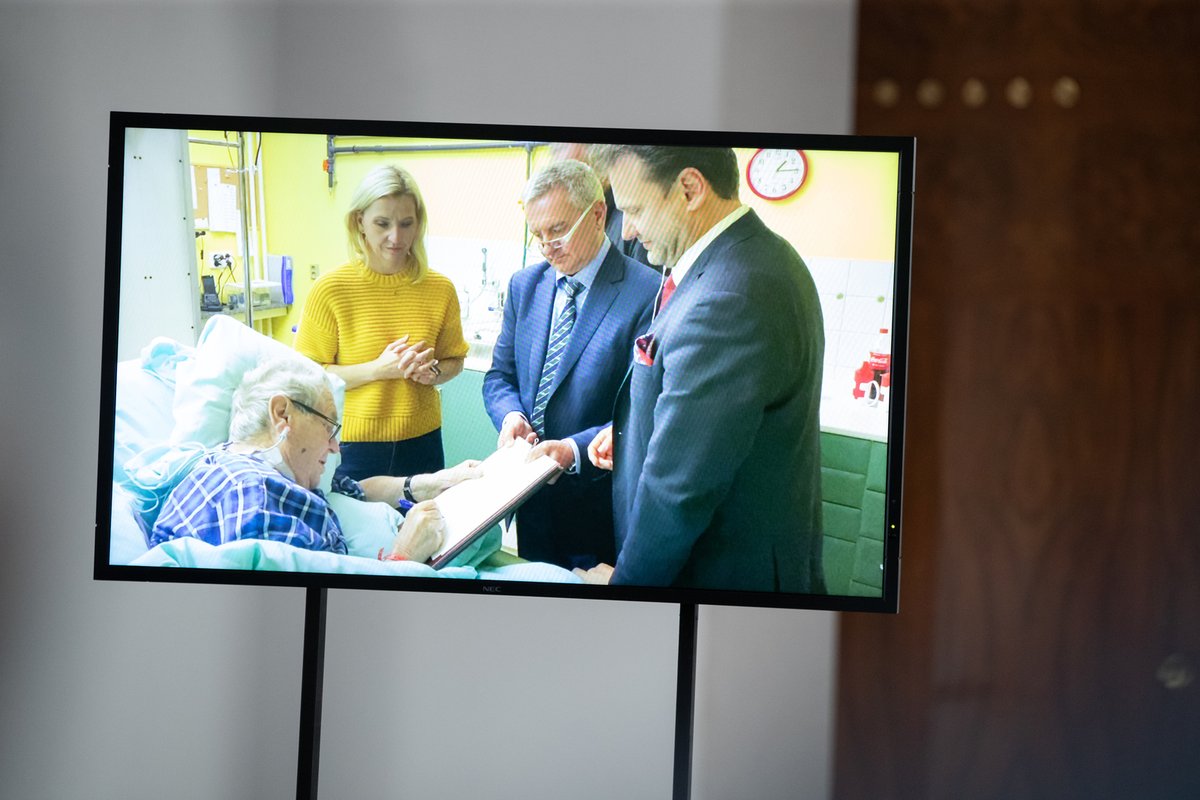 Prezidentova hospodyně za ním docházela i do nemocnice. Byla třeba i u podpisu svolání schůze Sněmovny.