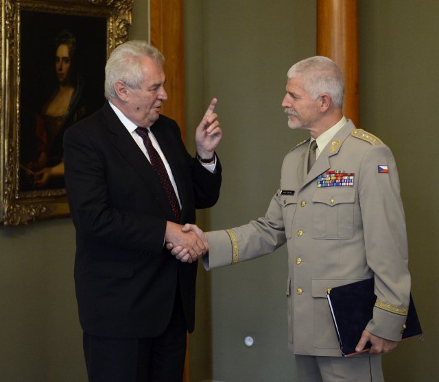 Prezident Miloš Zeman s nyní již bývalým náčelníkem Generálního štábu Armády ČR Petrem Pavlem