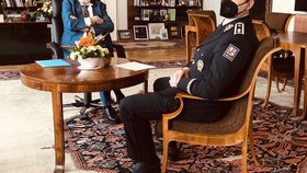 Prezident Miloš Zeman a policejní šéf Jan Švejdar na Pražském hradě (20.4.2021)