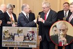 Miloš Zeman si na Hradě s chutí připil s Michalem Haškem a ostatními hejtmany, kteří mu přinesli řadu darů