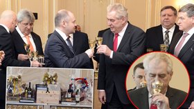 Miloš Zeman si na Hradě s chutí připil s Michalem Haškem a ostatními hejtmany, kteří mu přinesli řadu darů