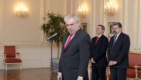 Prezident Zeman promlouvá k hejtmanům. Za ním stojí současný Kluasův kancléř Weigl a Zemanův budoucí kancléř Vratislav Mynář