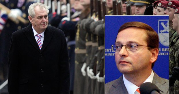 Miloš Zeman dnes jmenoval nového šéfa hradní bezpečnosti: Jana Fulíka (vpravo)