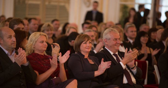 Vedle Miloše Zemana při jeho oslavě "stovky" usedla i první dáma Ivana