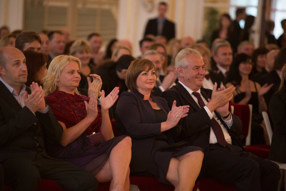 Vedle Miloše Zemana při jeho oslavě „stovky“ usedla i první dáma Ivana.