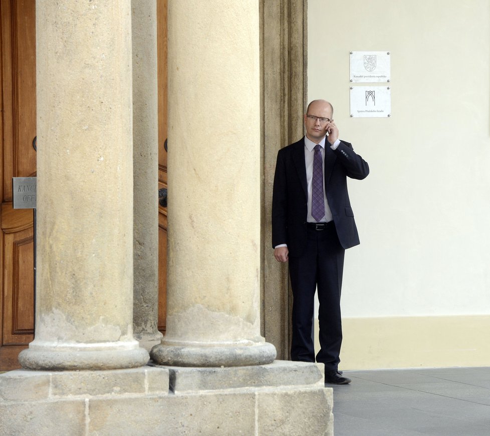 Lídr ČSSD Sobotka patrně oznamuje výsledky jednání s Milošem Zemanem