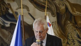 Zase mi dali vodu... Prezident Miloš Zeman se kvůli cukrovce musí více hlídat