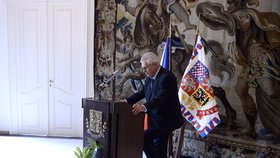 Hlavně opatrně: Miloš Zeman má s koordinací pohybů někdy problémy