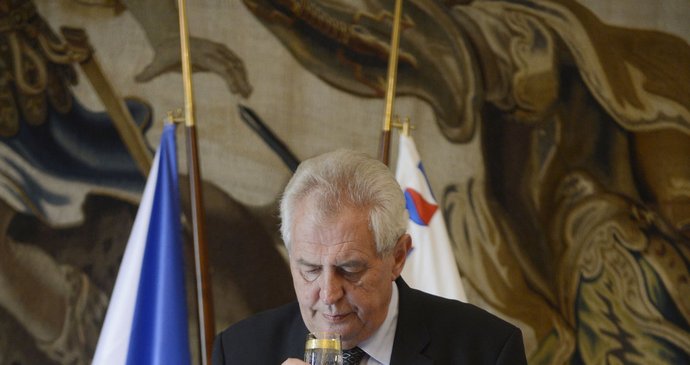 Zase mi dali vodu... Prezident Miloš Zeman se kvůli cukrovce musí více hlídat