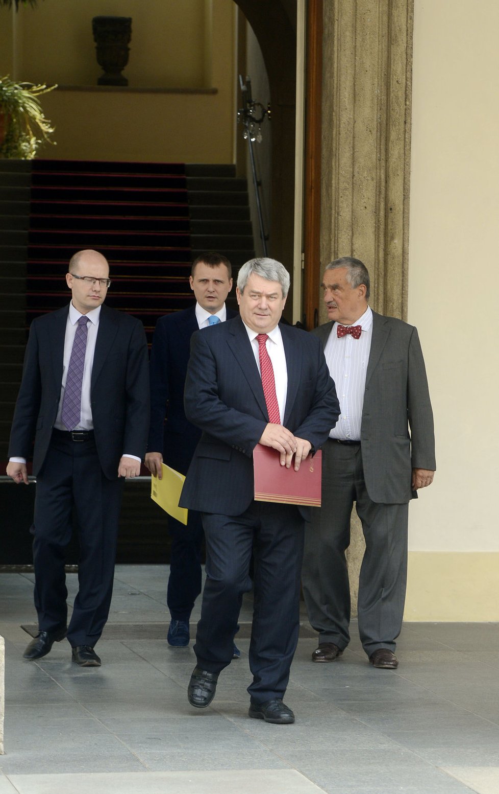 Předsedové parlamentních stran po schůzce s Milošem Zemanem, kde jim oznámil podrobnosti kolem rozpuštění Sněmovny a předčasných voleb