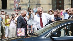 Miloš zeman nasedá do nové Škody Superb, kterou mu přivezli na Hrad