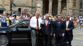 Zeman převzal auto od předsedy představenstva společnosti Škoda Auto Winfrieda Vahlanda