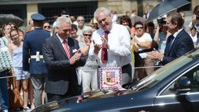 Miloš Zeman projevil až dětskou radost nad novým automobilem