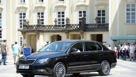 Zeman od začátku svého působení ve funkci prezidenta využívá vozů Škoda Auto. Podle Ovčáčka je firma hlavě státu půjčuje a pravidelně obměňuje. K dispozici má prezident limuzínu Superb a SUV model Kodiaq.