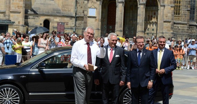 Zeman převzal auto od předsedy představenstva společnosti Škoda Auto Winfrieda Vahlanda