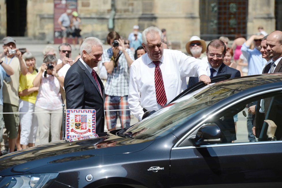 Miloš zeman nasedá do nové Škody Superb, kterou mu přivezli na Hrad