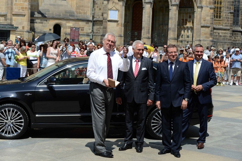 Zeman převzal auto od předsedy představenstva společnosti Škoda Auto Winfrieda Vahlanda.