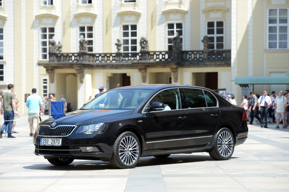 Nová Škoda Superb má prvního majitele: Prezidenta ČR Zemana