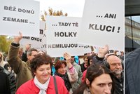 Miloše do koše a stop Zemanistánu: Prezidenta opět vítal pískot odpůrců