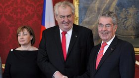 Miloš Zeman s rakouským prezidentem Fischerem a manželkou Ivanou