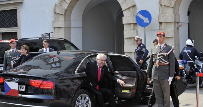 Zemanovi vystupují z limuzíny na nádvoří Hofburgu: Vyrazili na druhou státní návštěvu, tentokrát do Rakouska