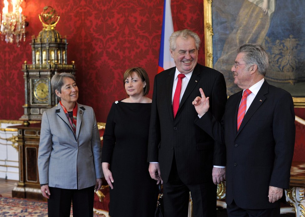 Prezidentské páry Česka a Rakouska při společném focení