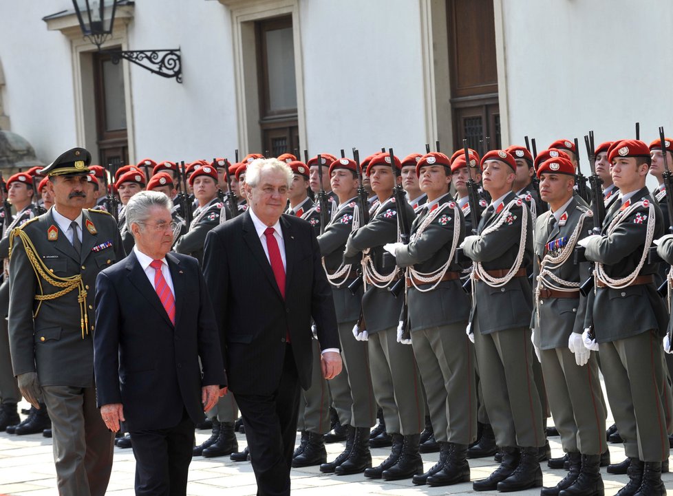 Prezidenti Zeman a Fischer při vojenské přehlídce