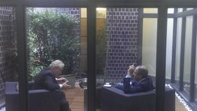I při evropsko-asijském summitu se našel čas na cigaretku: Zeman u popelníčku poseděl se Sergejem Lavrovem, ruským ministrem zahraničí.