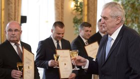 Zeman přípitkem „Smrt abstinentům a vegetariánům“ narážel na Hitlera, tvrdí hradní mluvčí Ovčáček