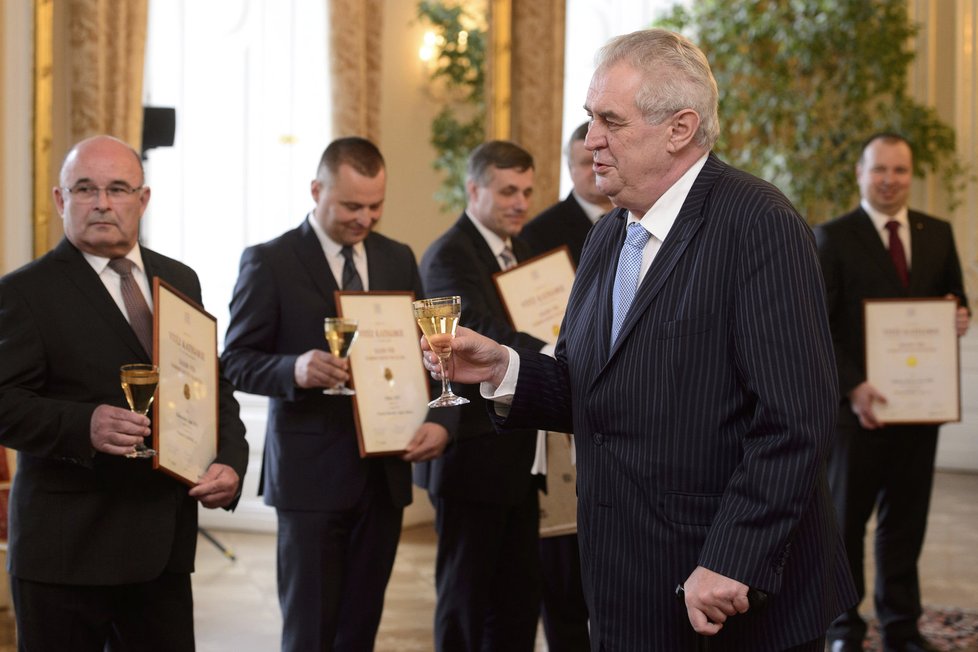 Prezident Zeman v dobrém rozmaru s vinaři na Hradě při ocenění vítězů soutěže Salon vín