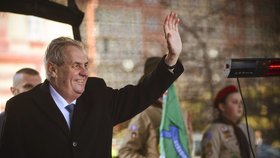 Zeman navrhl "vyhladovět Senát": Bez jídla, topení a platu by se senátoři rozpustili sami, říkal lidem při návštěvě Karlovarského kraje