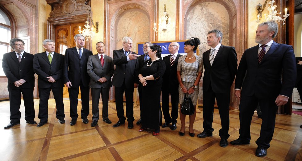 Společné focení prezidenta Zemana se senátory, kteří mu vyjádřili podporu v prezidentské volbě