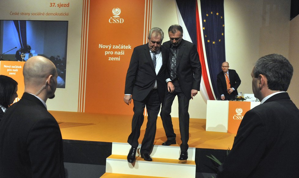 Miloš Zeman sestupuje z pódia po svém proslovu na sjezdu sociálních demokratů