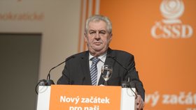 Miloš Zeman promlouvá k sociálním demokratům na sjezdu v Ostravě. Přeje si prý jejich vítězství ve volbách