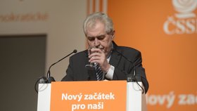 Během dvacetiminutového proslovu před sociálními demokraty vyschlo Zemanovi v krku