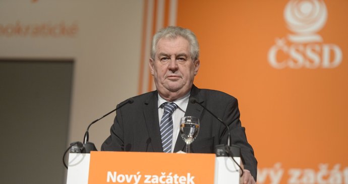 Miloš Zeman promlouvá k sociálním demokratům na sjezdu v Ostravě. Přeje si prý jejich vítězství ve volbách