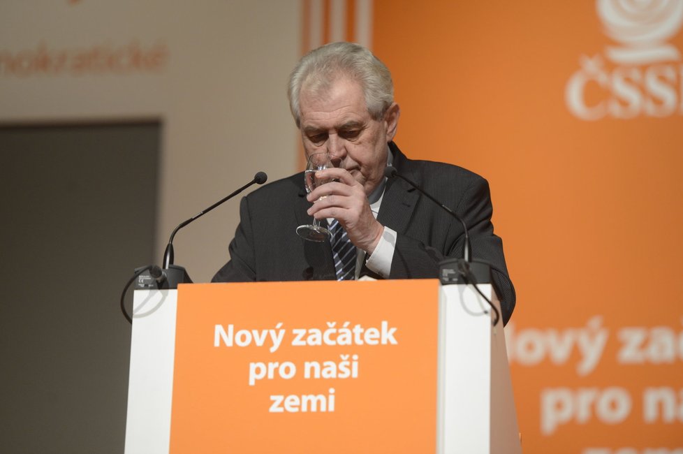 Miloš Zeman se občerstvuje během projevu před sociálními demokraty.