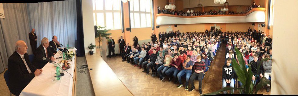 Hradní mluvčí Jiří Ovčáček uveřejnil foto z debaty prezidenta Zemana se studenty v Klatovech.