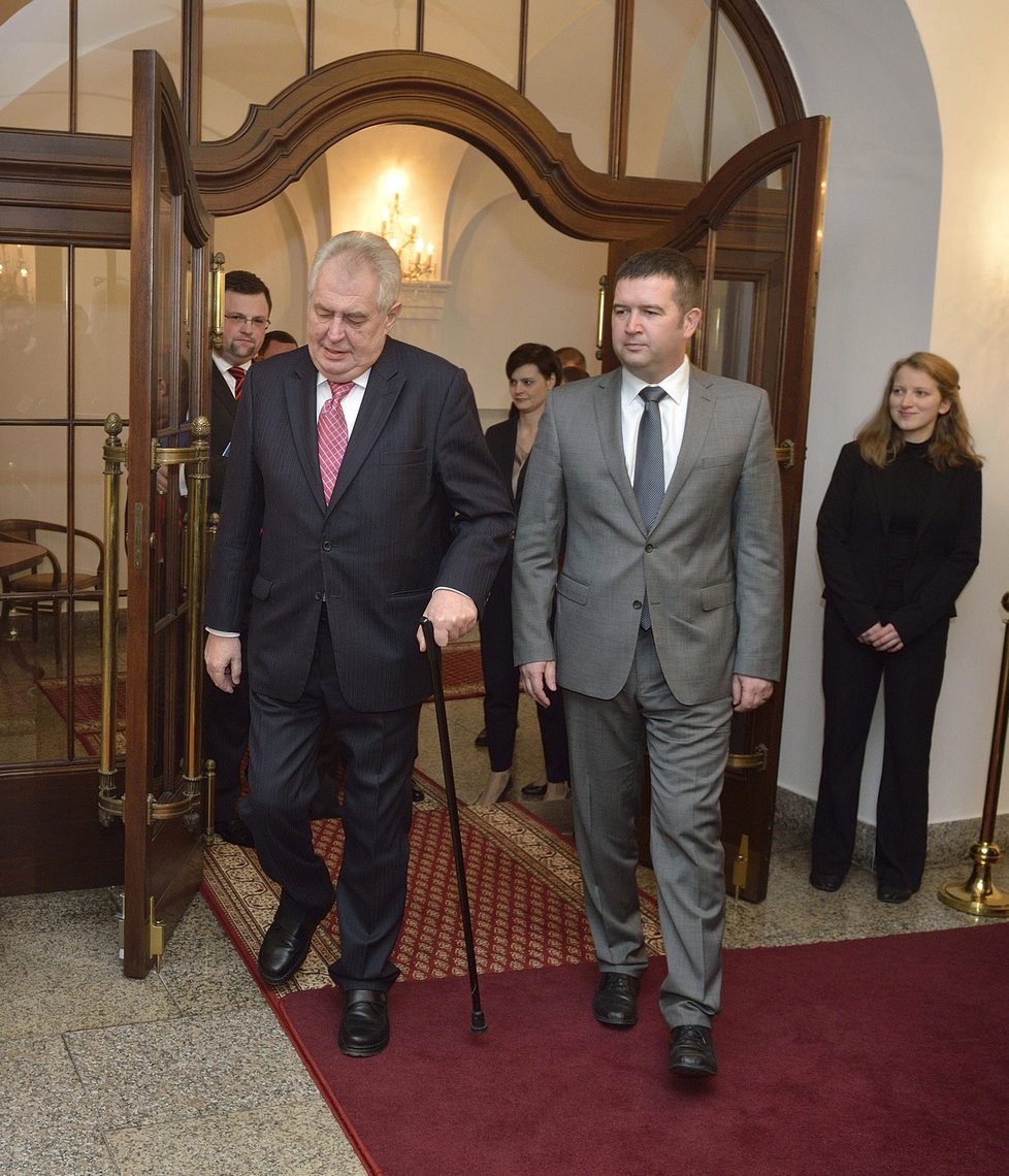 Miloše Zemana přivítal ve Sněmovně její šéf Jan Hamáček.