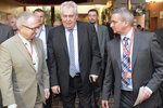 Miloš Zeman mezi šéfem SPO Velebou a kancléřem Mynářem