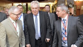 Miloš Zeman mezi šéfem SPO Velebou a kancléřem Mynářem
