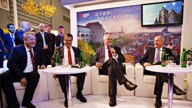 Zeman v Číně s doprovodem: Zleva ministr zdravotnictví Svatopluk Němeček, ministr průmyslu a obchodu Jan Mládek a český velvyslanec v Číně Libor Sečka