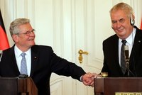 Zeman vtipkoval: Alles gute! Je to bojovník za svobodu a přesvědčený Evropan, chválil Gauck