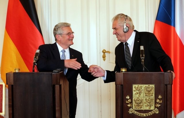 Přátelské gesto mezi Joachimem Gauckem a Milošem Zeman na tiskové konferenci